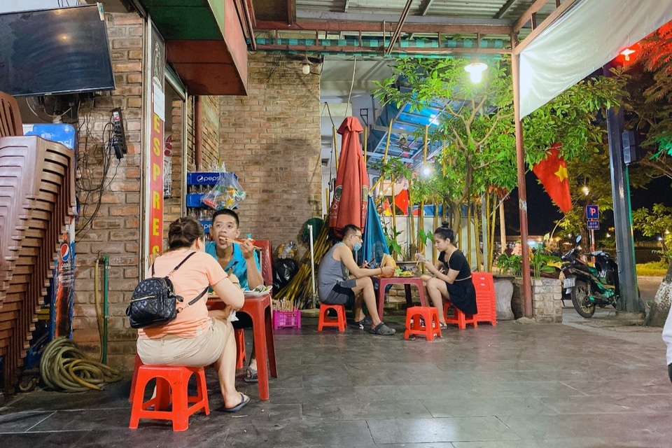 Độc lạ món trứng vịt lộn bóp, khách phải chờ tới lượt để thưởng thức - 3 Độc lạ món trứng vịt lộn bóp, khách phải chờ tới lượt để thưởng thức - 3
