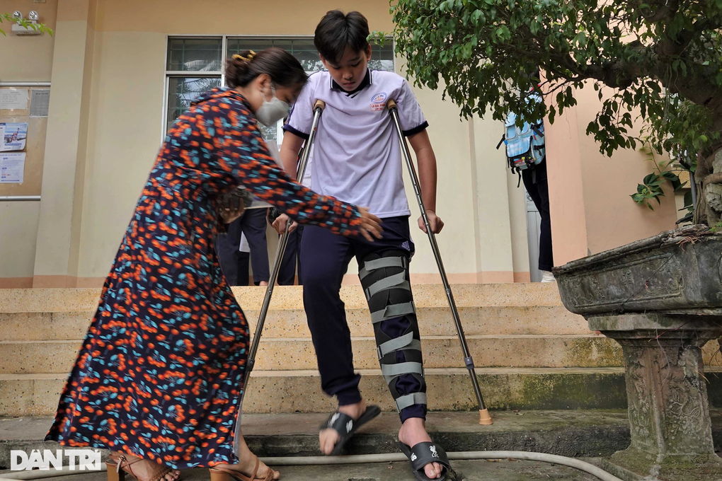 Nam sinh Cần Thơ nén đau chống nạng đi thi vào lớp 10 - 1 Nam sinh Cần Thơ nén đau chống nạng đi thi vào lớp 10 - 1