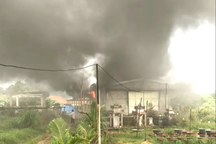 Kho chứa lúa giống ở Quảng Nam bốc cháy ngùn ngụt