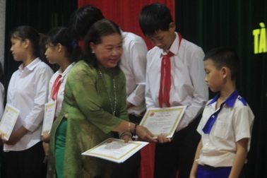 Trao hơn 150 suất học bổng cho học sinh, sinh viên nghèo hiếu học