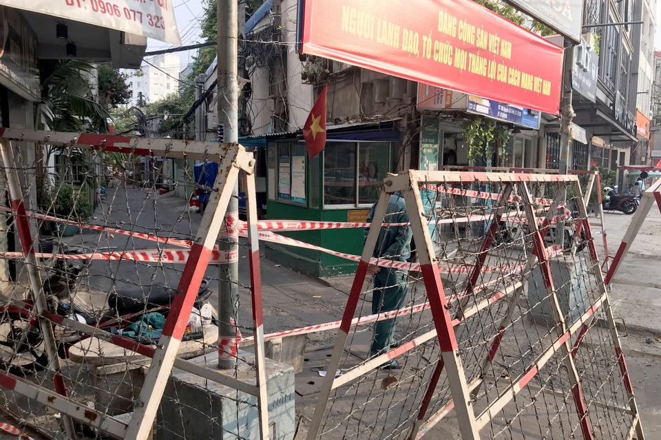 Cận cảnh phong tỏa nơi ở của 4 nhân viên sân bay Tân Sơn Nhất mắc Covid-19 - 6 Cận cảnh phong tỏa nơi ở của 4 nhân viên sân bay Tân Sơn Nhất mắc Covid-19 - 6