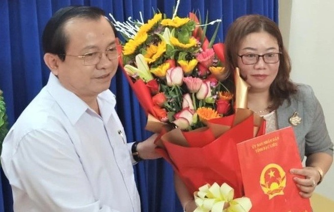 Ông Lê Tấn Cận, Phó Chủ tịch Thường trực UBND tỉnh Bạc Liêu trao quyết định bổ nhiệm Phó Giám đốc Sở LĐ-TB&XH tỉnh Bạc Liêu cho bà Trần Yến Hòa (Ảnh: Huỳnh Hải/baodantri).