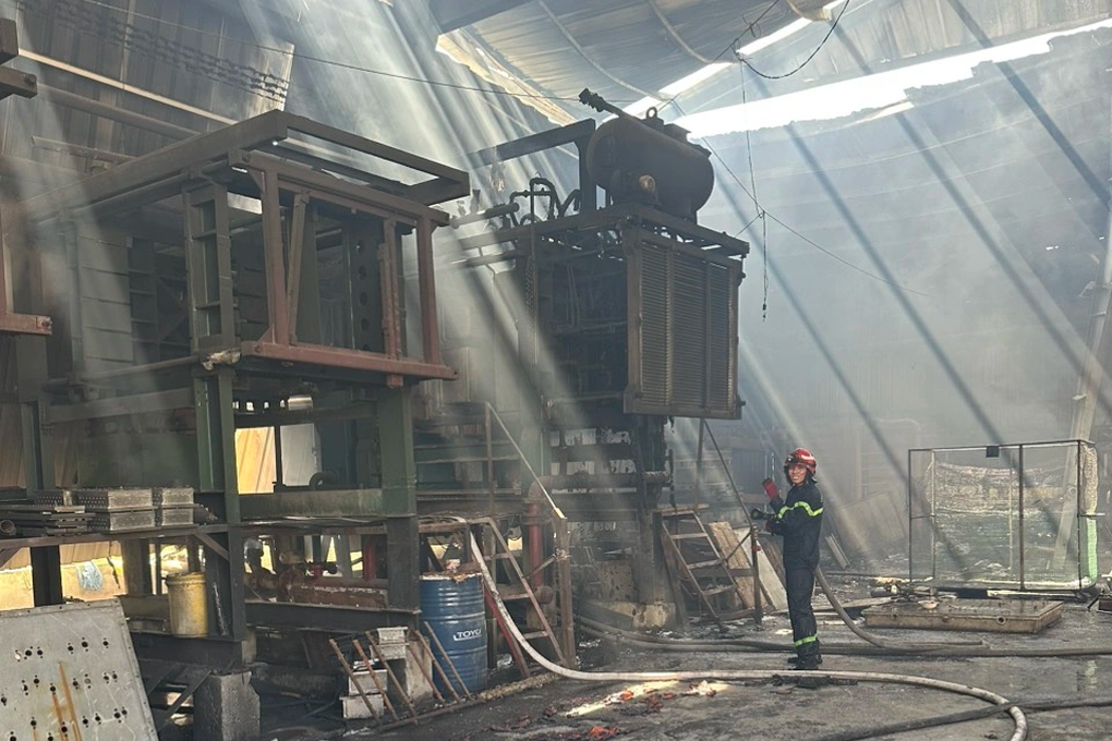 Công ty sản xuất mút xốp 4.000m2 bốc cháy dữ dội - 1 Công ty sản xuất mút xốp 4.000m2 bốc cháy dữ dội - 1