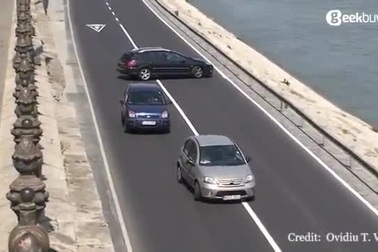 Người phụ nữ chật vật quay đầu chiếc xe nhỏ giữa đường