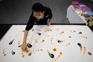 Du học sinh Việt dùng thức ăn vẽ tranh nghệ thuật lên báo Tây Ban Nha