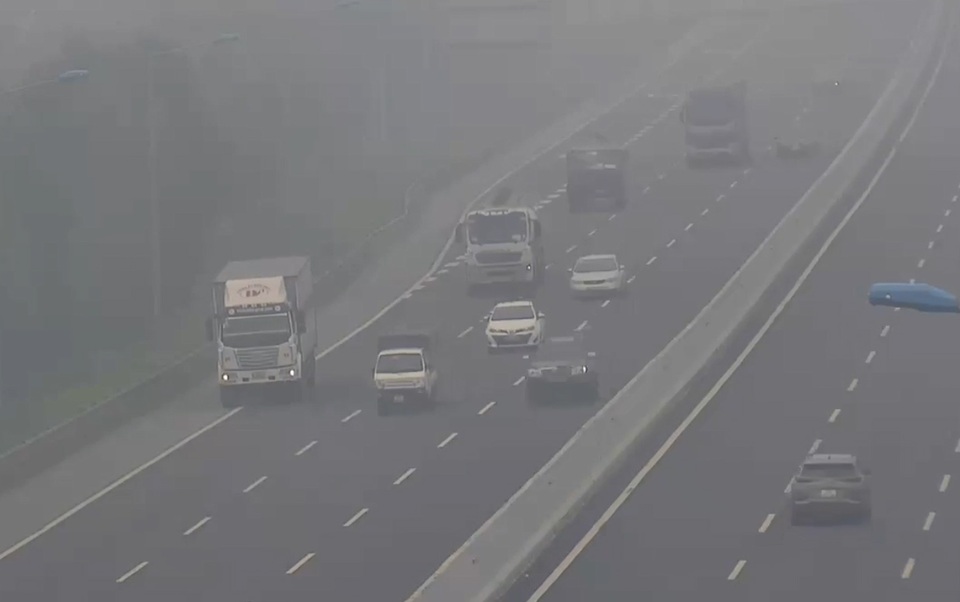 Hoảng hồn phát hiện xe tải cỡ lớn đi lùi trên cao tốc Hà Nội - Hải Phòng - 1