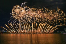 Khán giả trầm trồ khi Hàn Quốc và Ý so tài pháo hoa trong đêm mưa