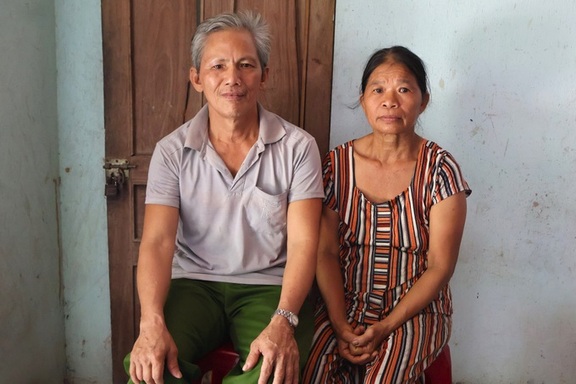 Mẹ nghèo mò cua, bắt ốc nuôi chồng và 2 con đều mắc bệnh tâm thần