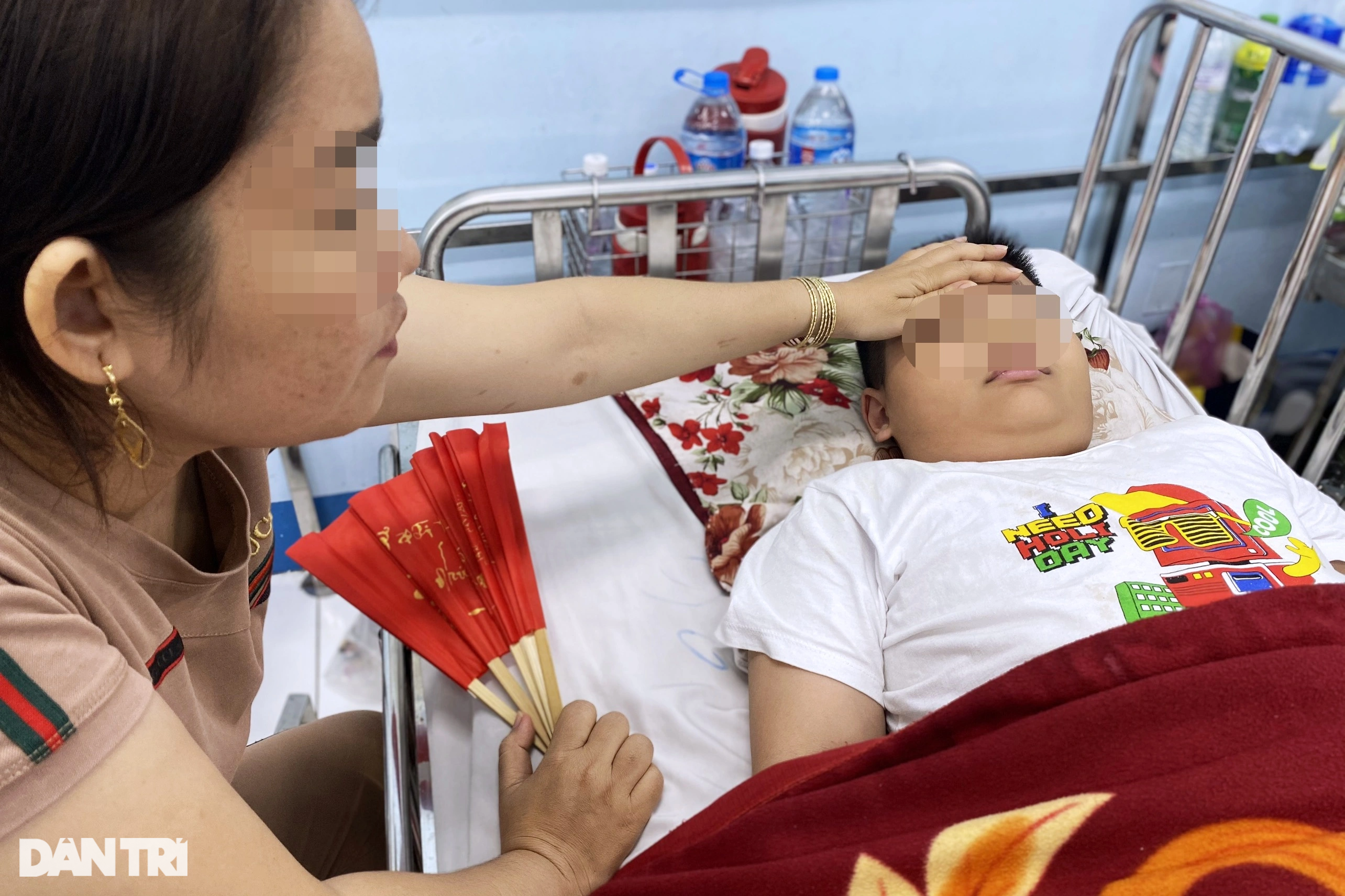 3 tuần oằn mình của bà mẹ bỏ việc chăm 2 con mắc sốt xuất huyết - 1 3 tuần oằn mình của bà mẹ bỏ việc chăm 2 con mắc sốt xuất huyết - 1