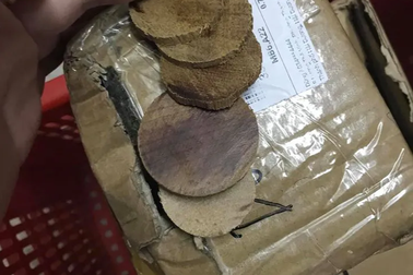 Không đặt vẫn bị gửi hàng về nhà, mở ra “té ngửa” mấy miếng gỗ mục