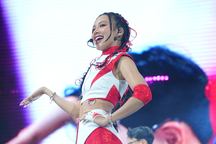 Mỹ nhân "Vietnam Idol 2023" hát, nhảy trên giày patin trước 50.000 người