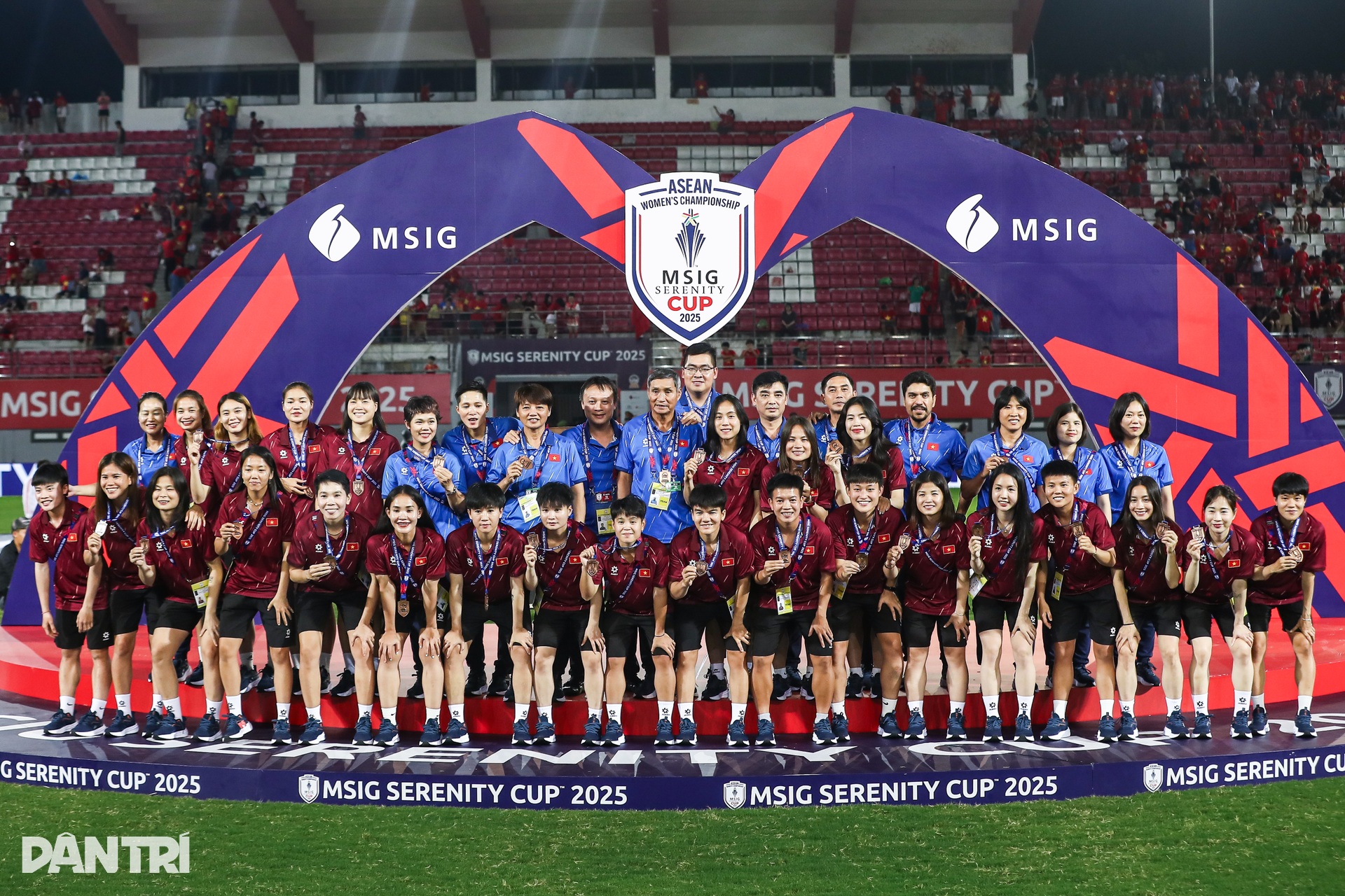 Nữ cầu thủ Myanmar được đồng đội cõng lên nhận giải vì chấn thương - 11 Nữ cầu thủ Myanmar được đồng đội cõng lên nhận giải vì chấn thương - 11