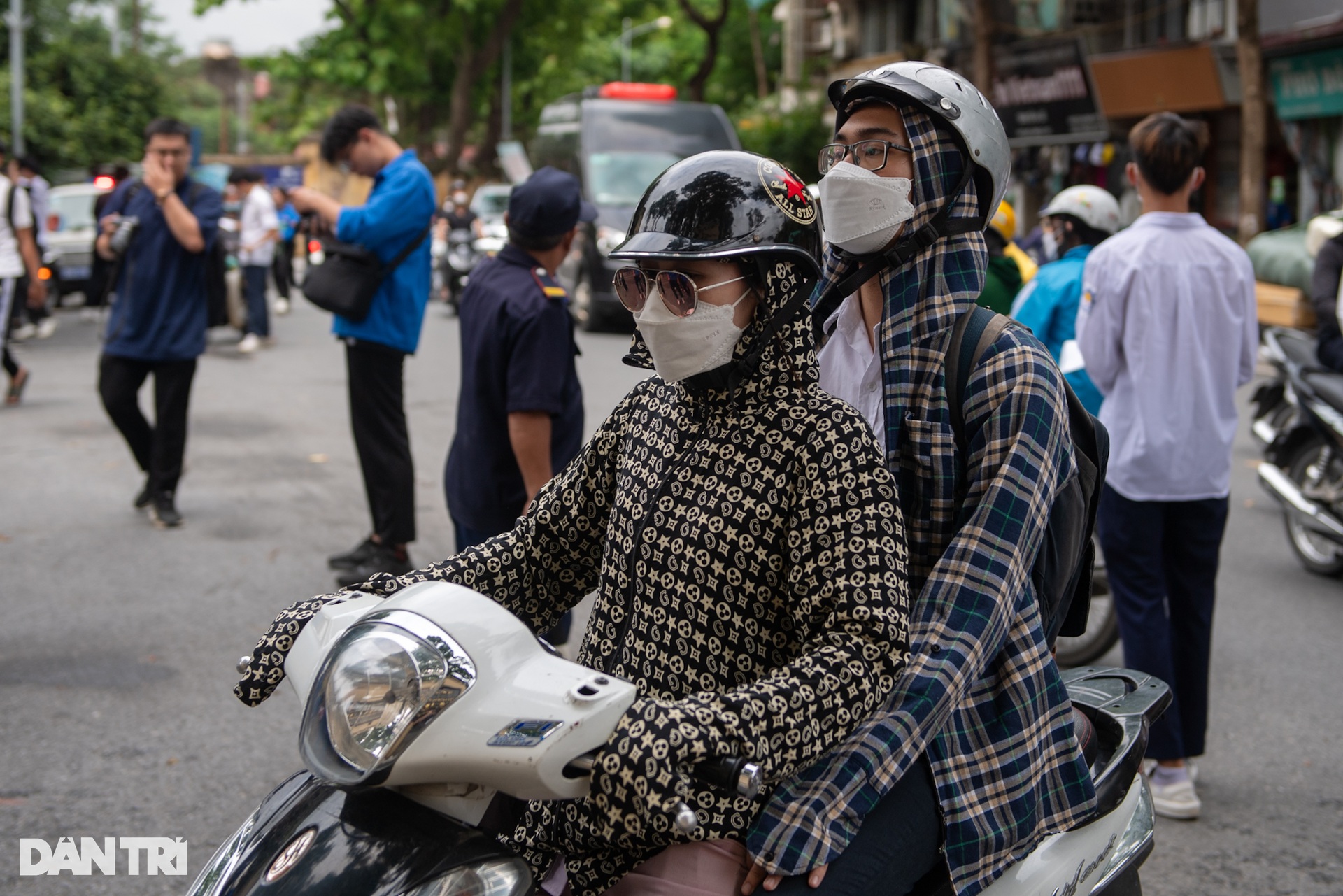 Sĩ tử Hà Nội hân hoan trong ngày làm thủ tục thi tốt nghiệp THPT - 3 Sĩ tử Hà Nội hân hoan trong ngày làm thủ tục thi tốt nghiệp THPT - 3