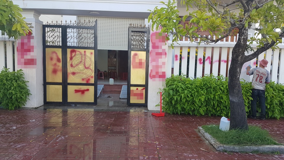 Nhà riêng của Giám thị Trại giam bị “tấn công” bằng sơn và trứng thối - 1 Nhà riêng của Giám thị Trại giam bị “tấn công” bằng sơn và trứng thối - 1