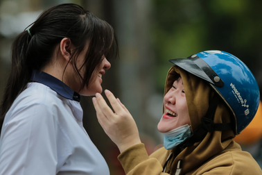 Muôn vàn cảm xúc của phụ huynh học sinh tại kỳ thi lớp 10 ở TPHCM