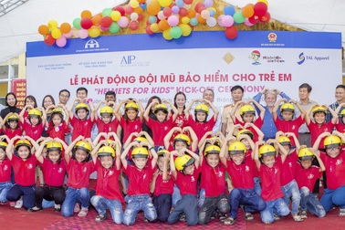 Tặng 500 mũ bảo hiểm cho học sinh tiểu học tỉnh Vĩnh Phúc