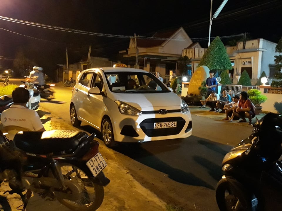 Tài xế taxi rút dao đâm khách bị thương rồi bỏ trốn - 1 Tài xế taxi rút dao đâm khách bị thương rồi bỏ trốn - 1