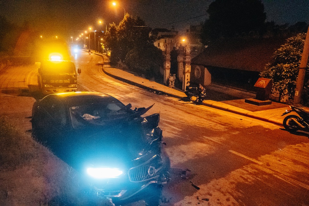 5 xe tông nhau liên hoàn, 2 người văng xuống chân đê, đầu ô tô nát bét - 3 5 xe tông nhau liên hoàn, 2 người văng xuống chân đê, đầu ô tô nát bét - 3