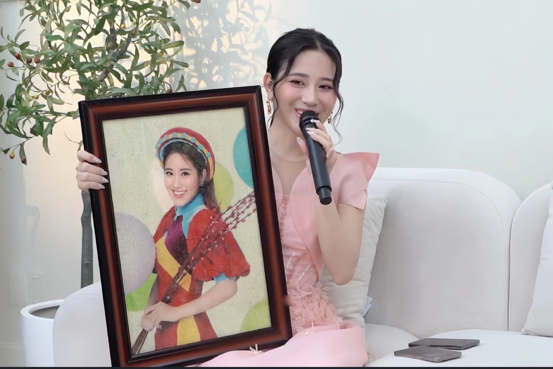 تنظم شركة Singer To My ليلة موسيقية وتبيع الأزياء في مزاد لمساعدة المتضررين من الفيضانات - 2 Ca sĩ Tố My tổ chức đêm nhạc, mang trang phục đấu giá giúp bà con vùng lũ - 2
