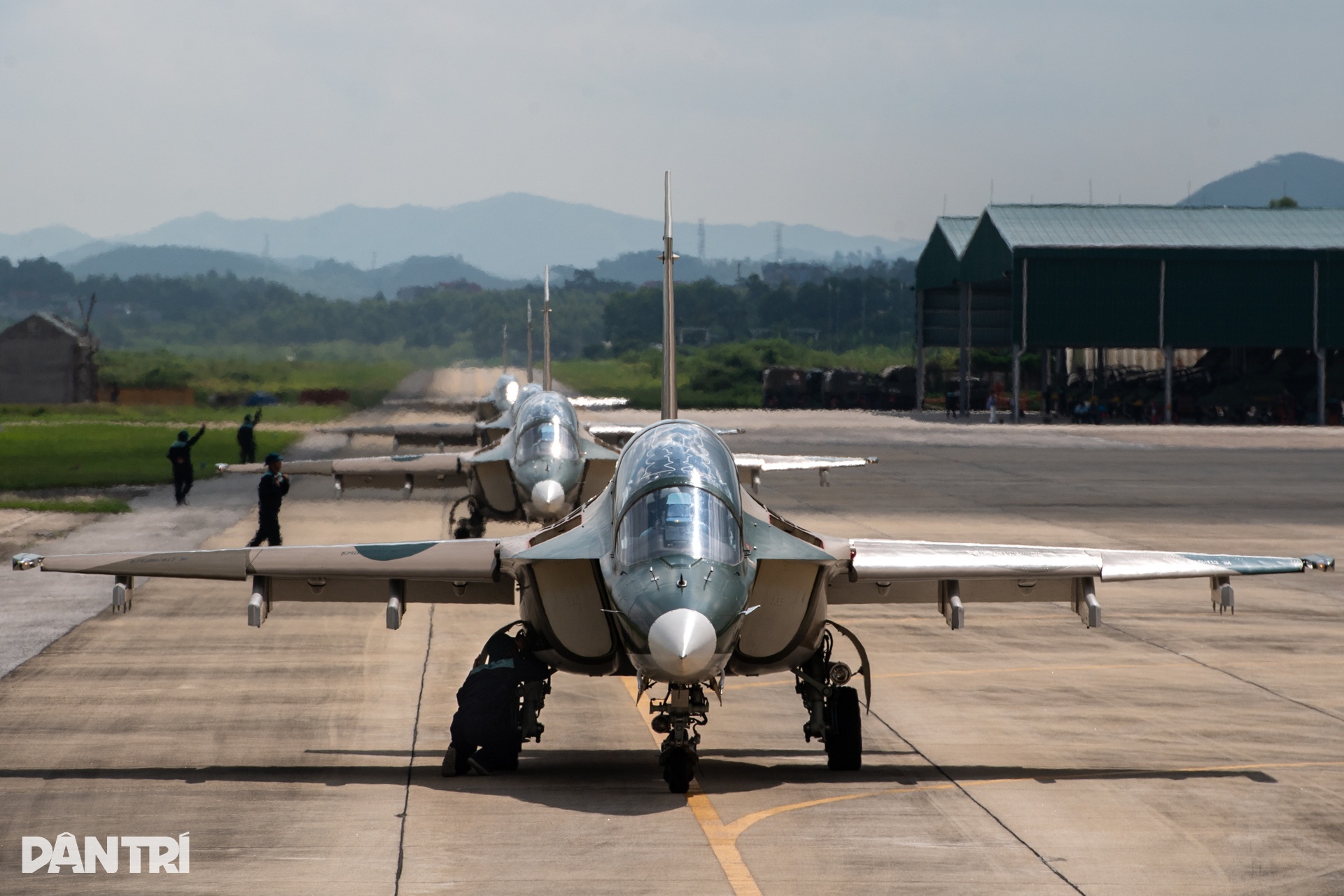 Khoảnh khắc SU-30MK2 xé gió, khí tụ kín lưng cánh như khoác mây trắng - 12 Khoảnh khắc SU-30MK2 xé gió, khí tụ kín lưng cánh như khoác mây trắng - 12