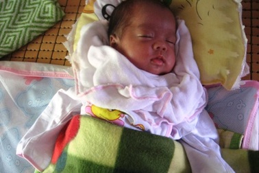 Ba cháu bé bị bỏ rơi tại cổng chùa   