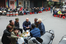 Chiều 30 Tết: Phố cổ vắng vẻ, quán bia hơi đặc biệt đông khách