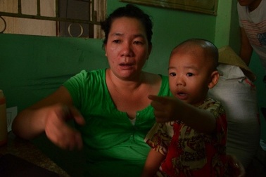 Bé 19 tháng tuổi chỉ cô giáo hành hạ mình