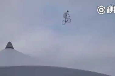 Con diều hình người đạp xe cực kỳ độc đáo