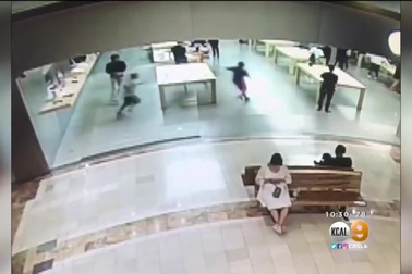 Video diễn biến vụ cướp xảy tại cửa hàng Apple Store thuộc thành phố Costa Mesa.