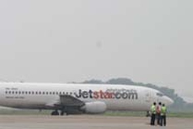 Hoãn chuyến hàng loạt vì máy bay rách cánh