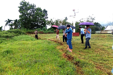 Xuất hiện vết nứt dài gần 50m trên núi ở Quảng Nam