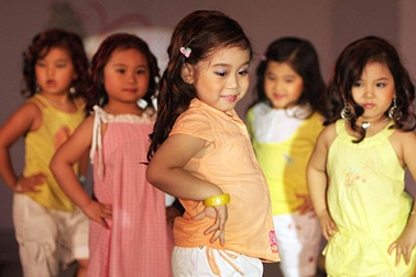 Người mẫu nhí cực dễ thương trên sàn catwalk