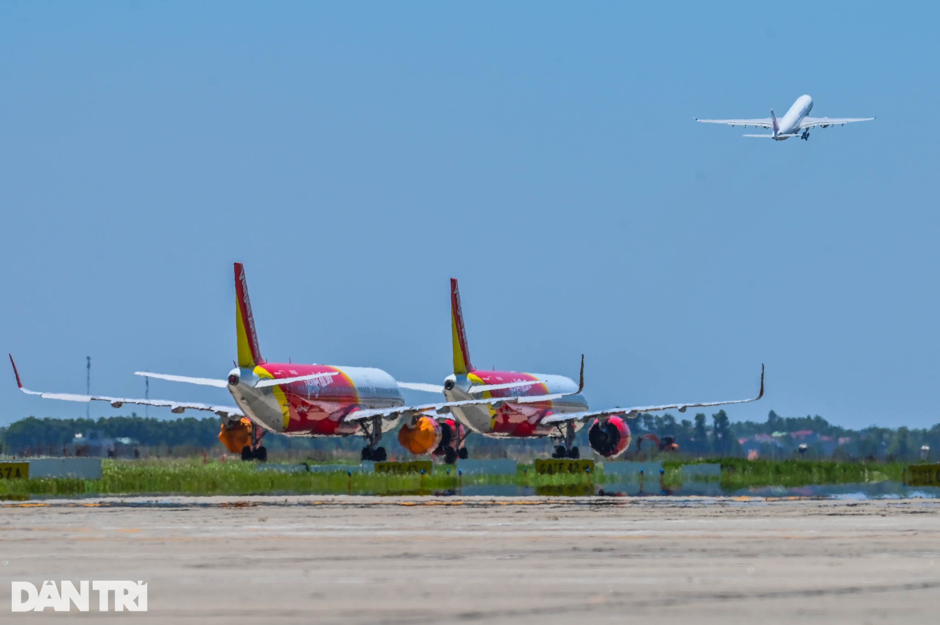 Ám ảnh hàng trăm tàu bay đắp chiếu nằm la liệt tại Nội Bài, Tân Sơn Nhất - 21 Ám ảnh hàng trăm tàu bay đắp chiếu nằm la liệt tại Nội Bài, Tân Sơn Nhất - 21