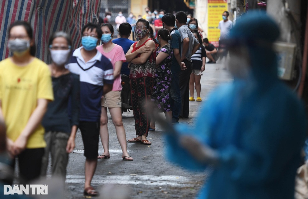 Hà Nội: Xét nghiệm sàng lọc giúp phát hiện nhiều F0 tại Thanh Xuân Trung - 1 Hà Nội: Xét nghiệm sàng lọc giúp phát hiện nhiều F0 tại Thanh Xuân Trung - 1