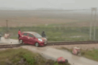 Một người kịp "chặn" đoàn tàu dừng khẩn cấp tránh đâm ô tô trên đường ray