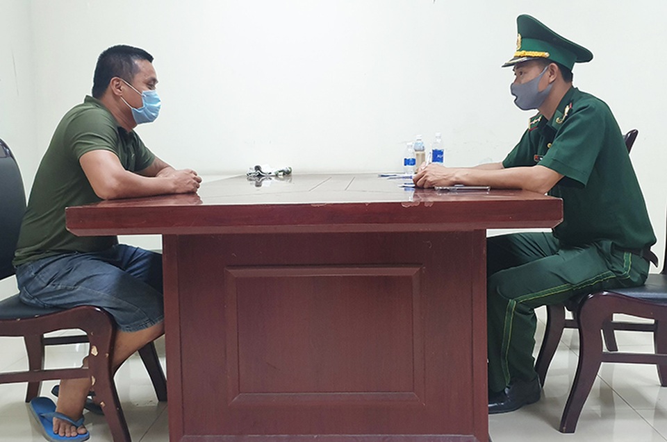 Bắt giữ 2 đối tượng vượt biên trái phép qua cửa khẩu Cha Lo - 1 Bắt giữ 2 đối tượng vượt biên trái phép qua cửa khẩu Cha Lo - 1