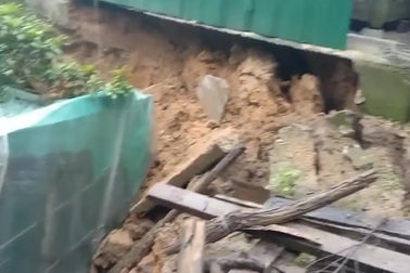 Hố tử thần rộng 15m2 "nuốt" vườn, gây nứt nhà dân