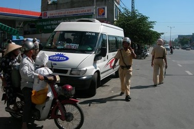 Dùng máy quay phim để xử lý vi phạm giao thông 