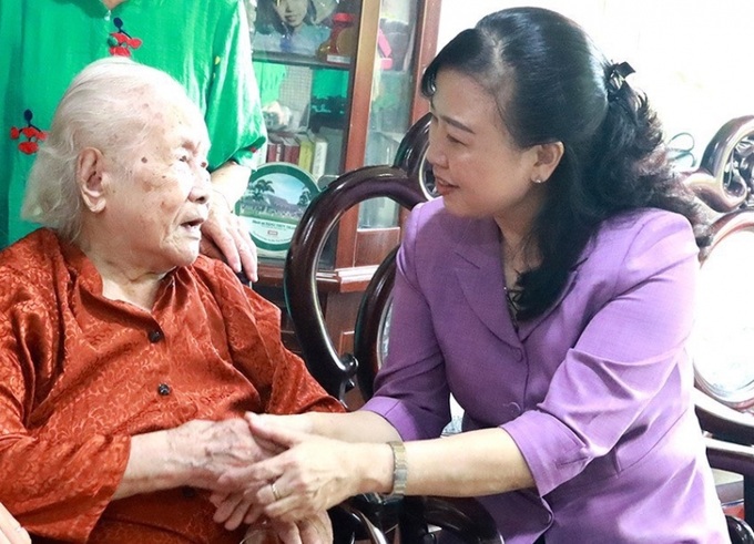 Bộ trưởng Bộ Y tế Đào Hồng Lan ân cần thăm hỏi sức khoẻ cụ Doãn Ngọc Trâm - mẹ của liệt sĩ Đặng Thuỳ Trâm.
