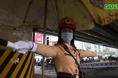 Một ngày của "bông hồng thép" Cảnh sát giao thông Hà Nội