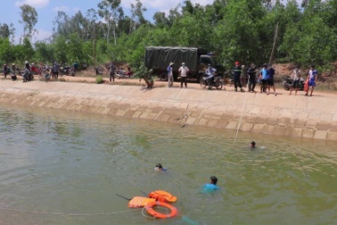 Phát hiện thi thể cô gái cùng xe máy dưới kênh dẫn nước