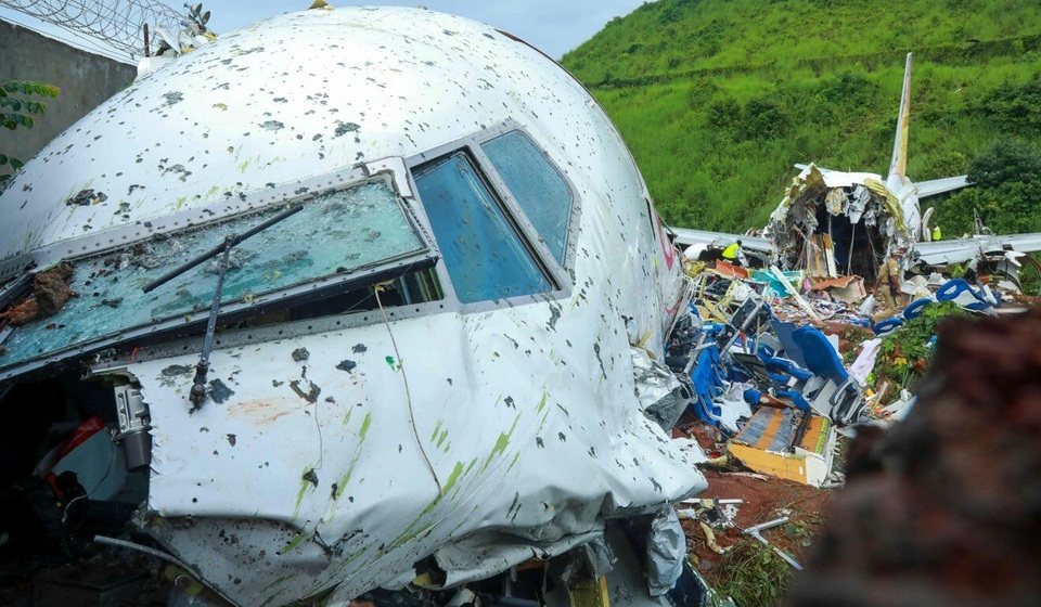 Người sống sót kể lại 15 giây ám ảnh khi máy bay Ấn Độ gẫy làm đôi - 1