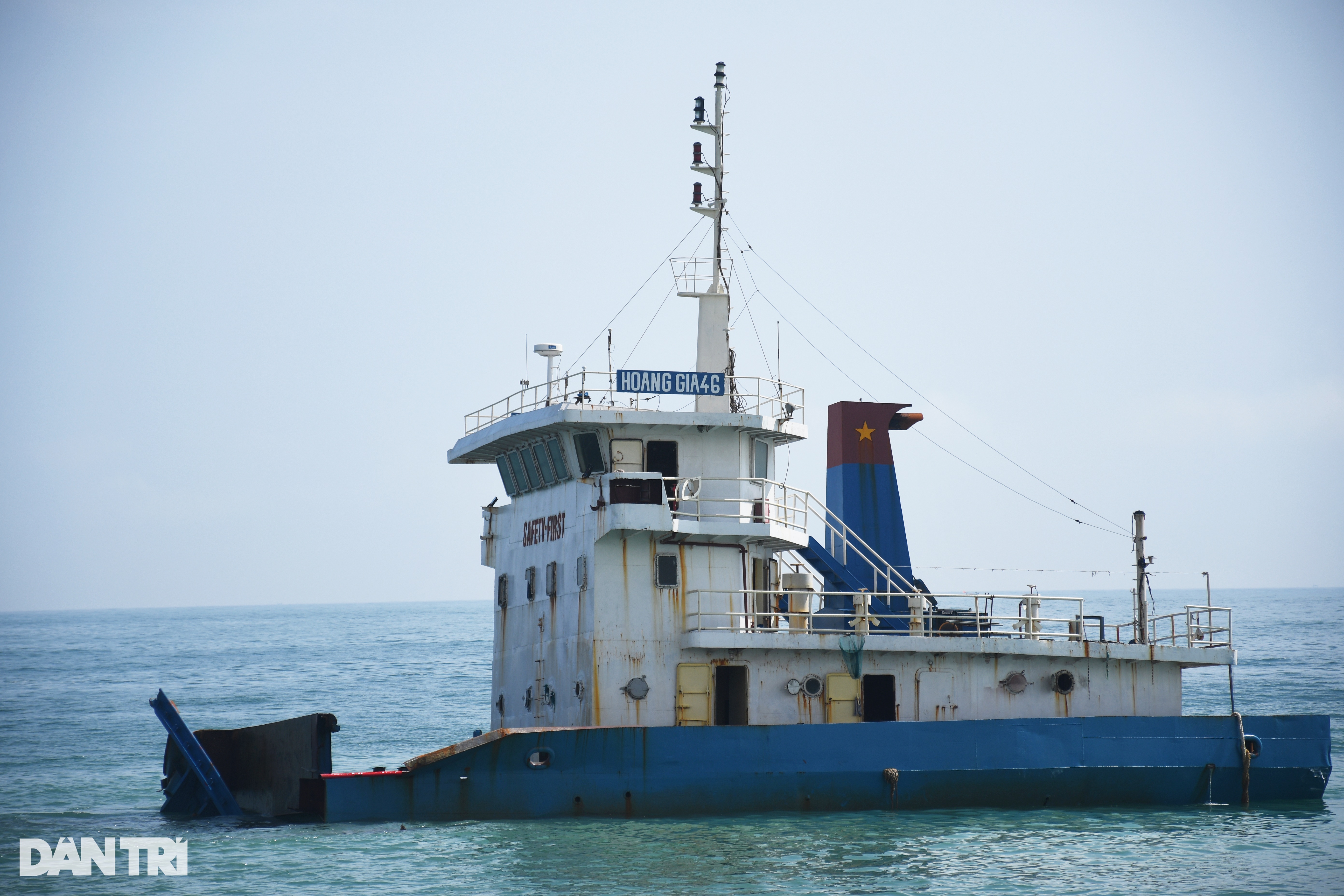 Thợ lặn cắt nhỏ xác tàu 3.000 tấn mắc cạn tại Quảng Ngãi - 2