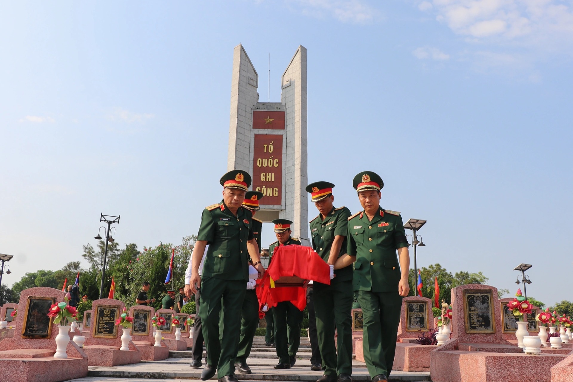 View - Lật đá núi tìm đồng đội | Báo Dân trí