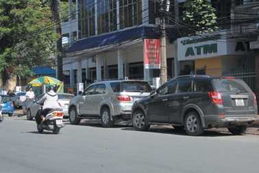 Kiến nghị xử lý xe dừng đậu trái phép bằng cách tháo biển số