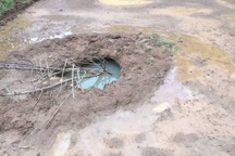 Người đàn ông và chiếc máy cày suýt bị "hố tử thần" trên ruộng nuốt chửng