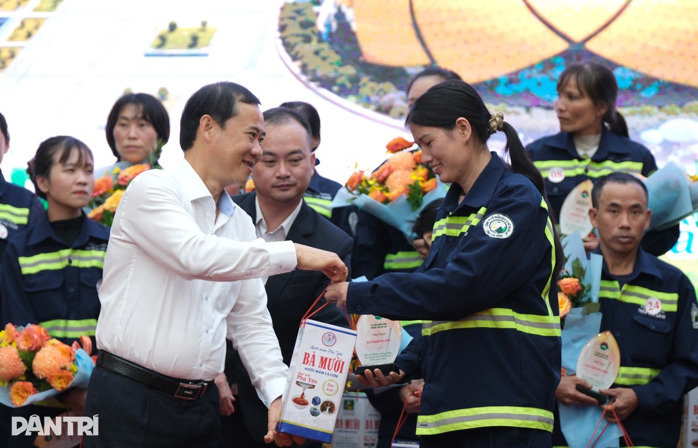 Tôn vinh 181 công nhân môi trường ở Đà Lạt - 1 Tôn vinh 181 công nhân môi trường ở Đà Lạt - 1