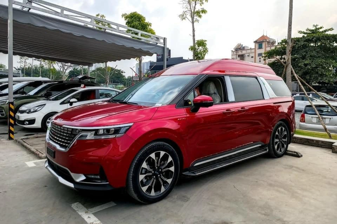 Khách mua Kia Carnival Royal cần đặt cọc 300 triệu đồng, chờ tới nửa năm - 1 Khách mua Kia Carnival Royal cần đặt cọc 300 triệu đồng, chờ tới nửa năm - 1