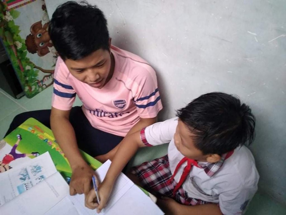 Nam sinh mồ côi, phụ hồ, bán vé số, làm thuê... khát khao vào đại học - 2 Nam sinh mồ côi, phụ hồ, bán vé số, làm thuê... khát khao vào đại học - 2