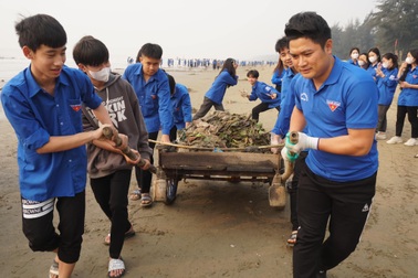 Gần 400 cán bộ, đoàn viên thanh niên tham gia dọn sạch bãi biển
